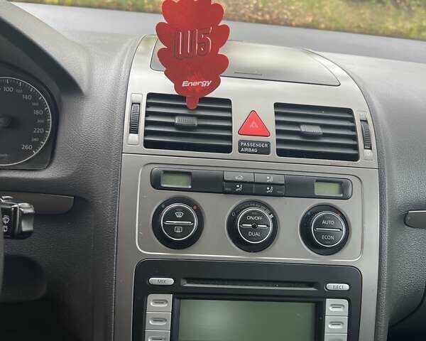 Сірий Фольксваген Туран, об'ємом двигуна 1.9 л та пробігом 283 тис. км за 5400 $, фото 26 на Automoto.ua