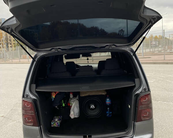 Серый Фольксваген Туран, объемом двигателя 1.6 л и пробегом 240 тыс. км за 7000 $, фото 24 на Automoto.ua