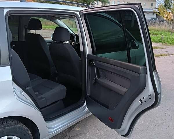 Серый Фольксваген Туран, объемом двигателя 1.6 л и пробегом 242 тыс. км за 5300 $, фото 18 на Automoto.ua