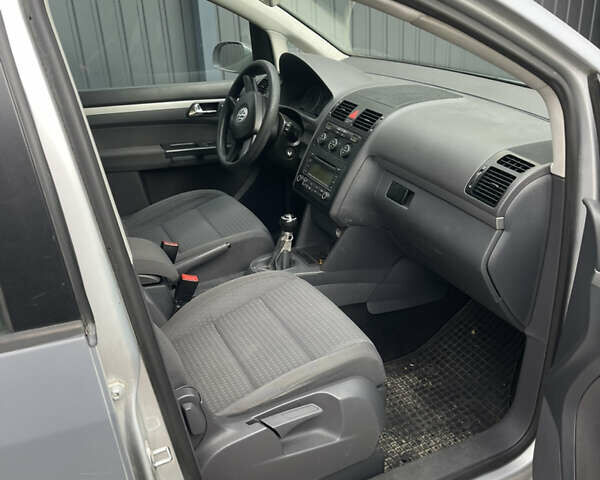 Серый Фольксваген Туран, объемом двигателя 1.6 л и пробегом 266 тыс. км за 6600 $, фото 8 на Automoto.ua