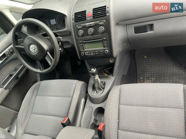 Серый Фольксваген Туран, объемом двигателя 1.6 л и пробегом 266 тыс. км за 6600 $, фото 9 на Automoto.ua