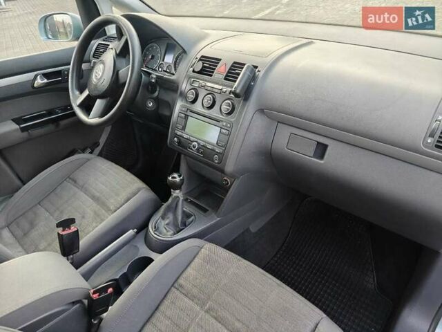 Серый Фольксваген Туран, объемом двигателя 1.6 л и пробегом 205 тыс. км за 5950 $, фото 3 на Automoto.ua