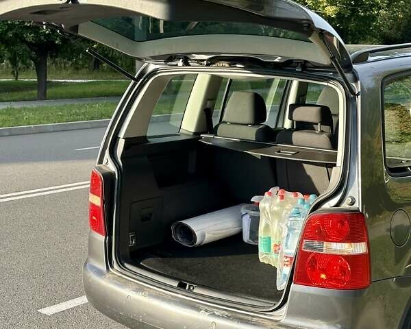 Серый Фольксваген Туран, объемом двигателя 1.97 л и пробегом 330 тыс. км за 5800 $, фото 18 на Automoto.ua