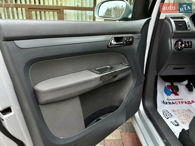 Сірий Фольксваген Туран, об'ємом двигуна 1.9 л та пробігом 264 тис. км за 5400 $, фото 32 на Automoto.ua