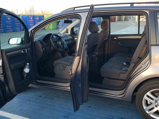 Серый Фольксваген Туран, объемом двигателя 1.9 л и пробегом 240 тыс. км за 6750 $, фото 6 на Automoto.ua