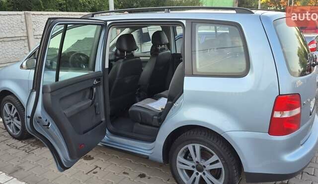 Серый Фольксваген Туран, объемом двигателя 1.6 л и пробегом 250 тыс. км за 6600 $, фото 1 на Automoto.ua