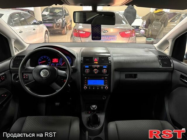 Серый Фольксваген Туран, объемом двигателя 1.6 л и пробегом 213 тыс. км за 6600 $, фото 6 на Automoto.ua