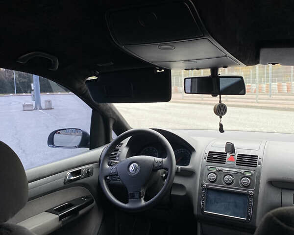 Серый Фольксваген Туран, объемом двигателя 1.6 л и пробегом 240 тыс. км за 7000 $, фото 22 на Automoto.ua