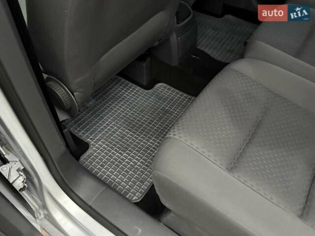 Сірий Фольксваген Туран, об'ємом двигуна 1.9 л та пробігом 264 тис. км за 5400 $, фото 41 на Automoto.ua