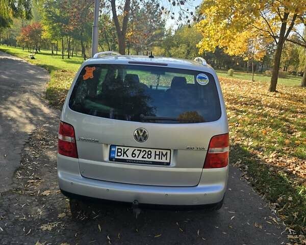 Серый Фольксваген Туран, объемом двигателя 2 л и пробегом 370 тыс. км за 6200 $, фото 2 на Automoto.ua