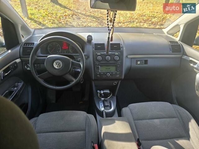 Серый Фольксваген Туран, объемом двигателя 2 л и пробегом 370 тыс. км за 6200 $, фото 4 на Automoto.ua