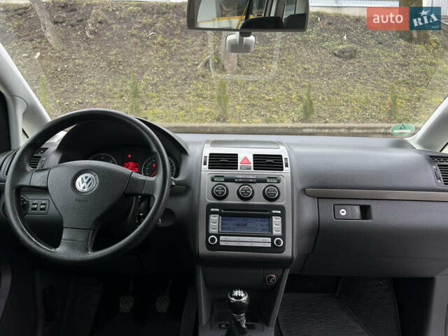 Серый Фольксваген Туран, объемом двигателя 1.9 л и пробегом 284 тыс. км за 6500 $, фото 20 на Automoto.ua