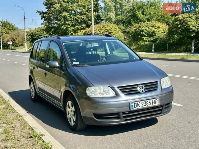 Серый Фольксваген Туран, объемом двигателя 1.97 л и пробегом 330 тыс. км за 5800 $, фото 2 на Automoto.ua