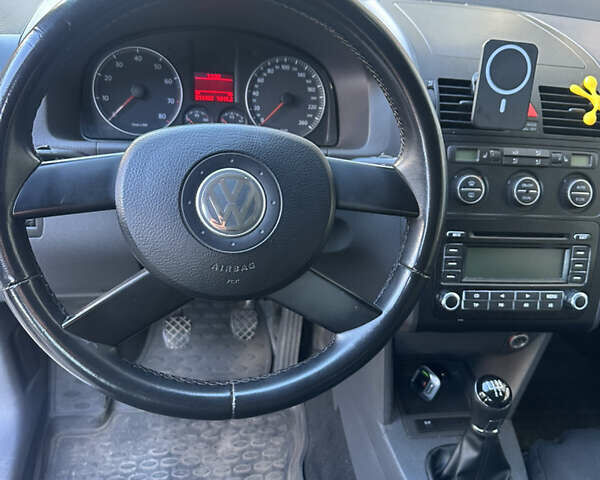 Серый Фольксваген Туран, объемом двигателя 1.6 л и пробегом 211 тыс. км за 6000 $, фото 16 на Automoto.ua