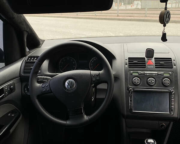 Серый Фольксваген Туран, объемом двигателя 1.6 л и пробегом 240 тыс. км за 7000 $, фото 20 на Automoto.ua