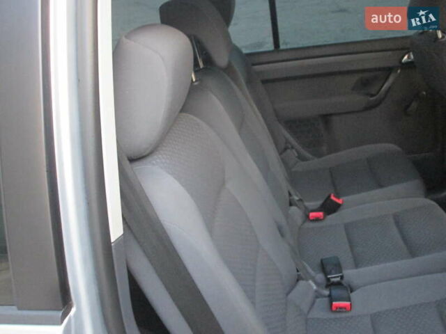 Серый Фольксваген Туран, объемом двигателя 1.6 л и пробегом 230 тыс. км за 6500 $, фото 18 на Automoto.ua