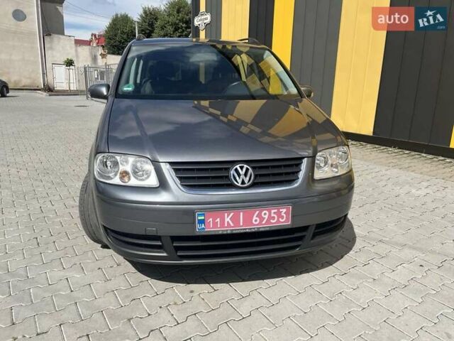 Серый Фольксваген Туран, объемом двигателя 1.6 л и пробегом 186 тыс. км за 6900 $, фото 1 на Automoto.ua