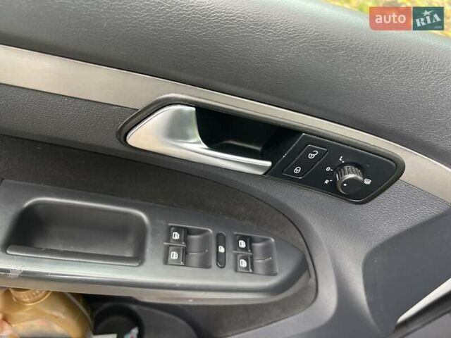 Сірий Фольксваген Туран, об'ємом двигуна 1.9 л та пробігом 283 тис. км за 5400 $, фото 29 на Automoto.ua