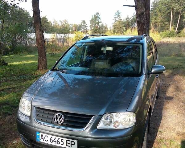 Серый Фольксваген Туран, объемом двигателя 1.6 л и пробегом 257 тыс. км за 5500 $, фото 2 на Automoto.ua