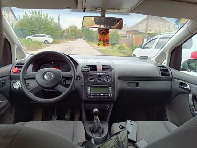 Серый Фольксваген Туран, объемом двигателя 1.9 л и пробегом 430 тыс. км за 2450 $, фото 4 на Automoto.ua