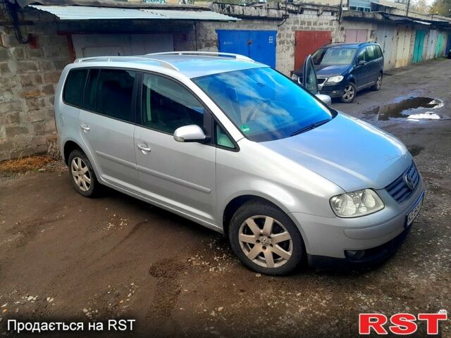 Серый Фольксваген Туран, объемом двигателя 2 л и пробегом 231 тыс. км за 7500 $, фото 1 на Automoto.ua