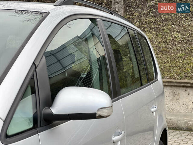 Серый Фольксваген Туран, объемом двигателя 1.9 л и пробегом 284 тыс. км за 6500 $, фото 6 на Automoto.ua