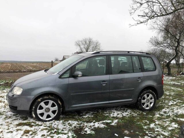 Сірий Фольксваген Туран, об'ємом двигуна 2 л та пробігом 500 тис. км за 2800 $, фото 1 на Automoto.ua