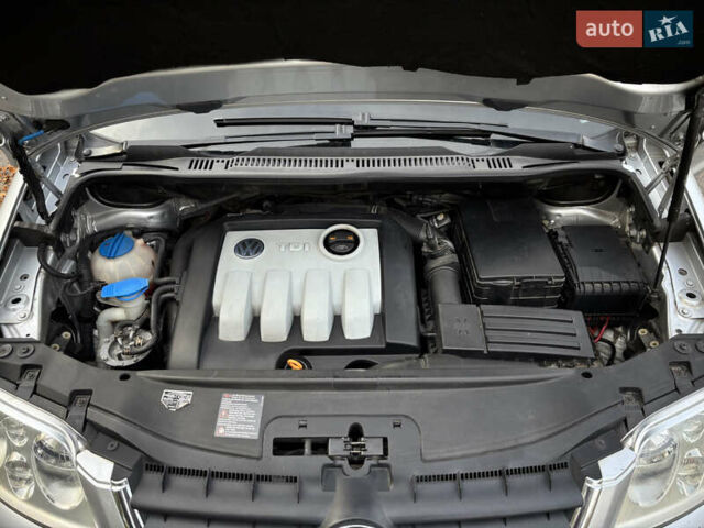 Серый Фольксваген Туран, объемом двигателя 1.9 л и пробегом 206 тыс. км за 6800 $, фото 4 на Automoto.ua