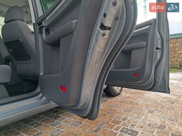 Серый Фольксваген Туран, объемом двигателя 2 л и пробегом 230 тыс. км за 6400 $, фото 51 на Automoto.ua