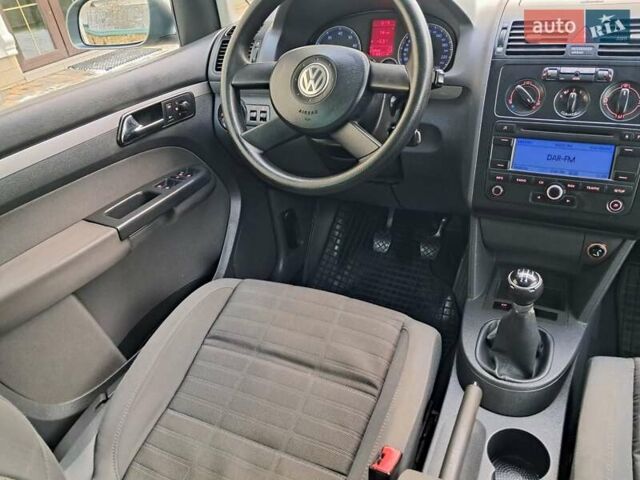 Серый Фольксваген Туран, объемом двигателя 2 л и пробегом 230 тыс. км за 6400 $, фото 76 на Automoto.ua