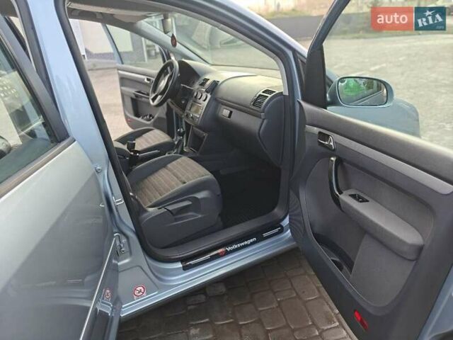 Серый Фольксваген Туран, объемом двигателя 1.6 л и пробегом 205 тыс. км за 5950 $, фото 4 на Automoto.ua