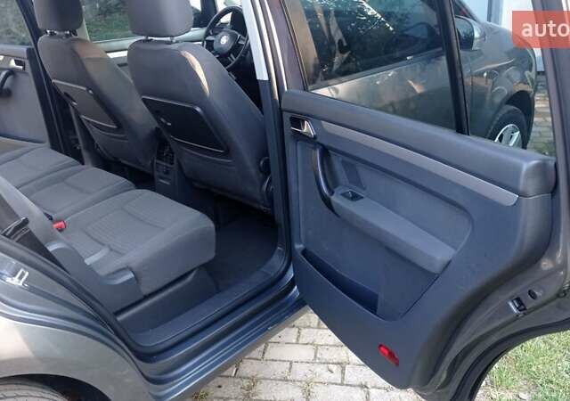 Серый Фольксваген Туран, объемом двигателя 1.9 л и пробегом 281 тыс. км за 6500 $, фото 12 на Automoto.ua