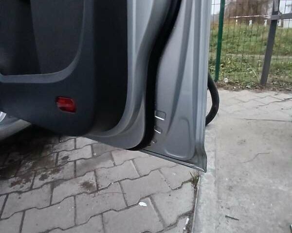 Серый Фольксваген Туран, объемом двигателя 1.6 л и пробегом 258 тыс. км за 5500 $, фото 5 на Automoto.ua