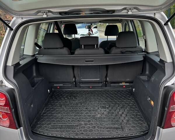 Сірий Фольксваген Туран, об'ємом двигуна 1.9 л та пробігом 283 тис. км за 5400 $, фото 8 на Automoto.ua