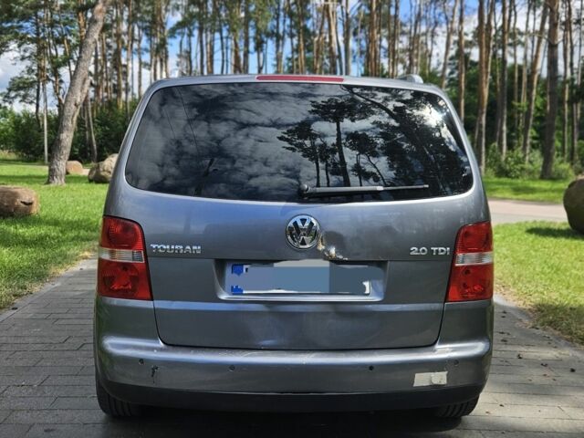 Серый Фольксваген Туран, объемом двигателя 2 л и пробегом 367 тыс. км за 2657 $, фото 1 на Automoto.ua