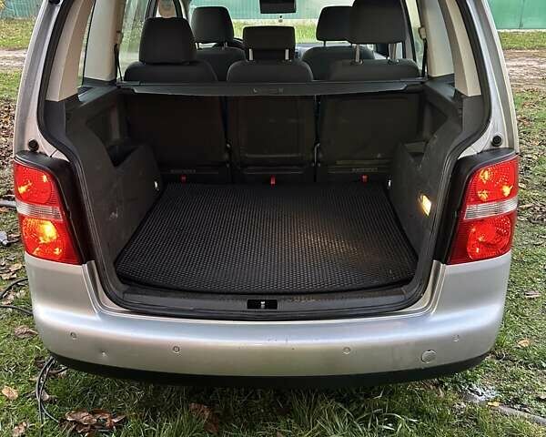 Серый Фольксваген Туран, объемом двигателя 1.9 л и пробегом 233 тыс. км за 6300 $, фото 4 на Automoto.ua