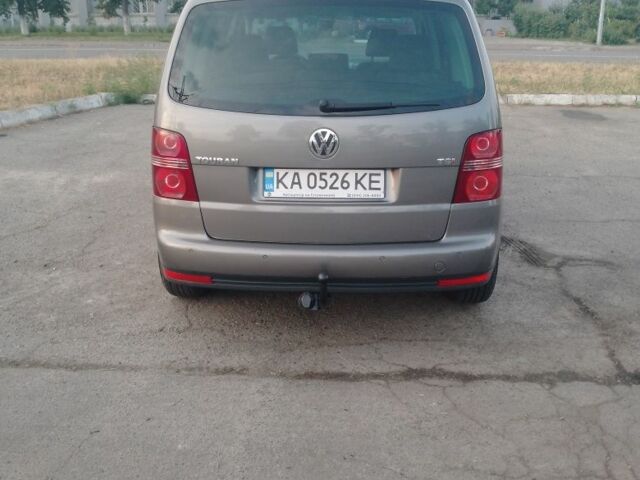 Серый Фольксваген Туран, объемом двигателя 1.4 л и пробегом 230 тыс. км за 7000 $, фото 5 на Automoto.ua