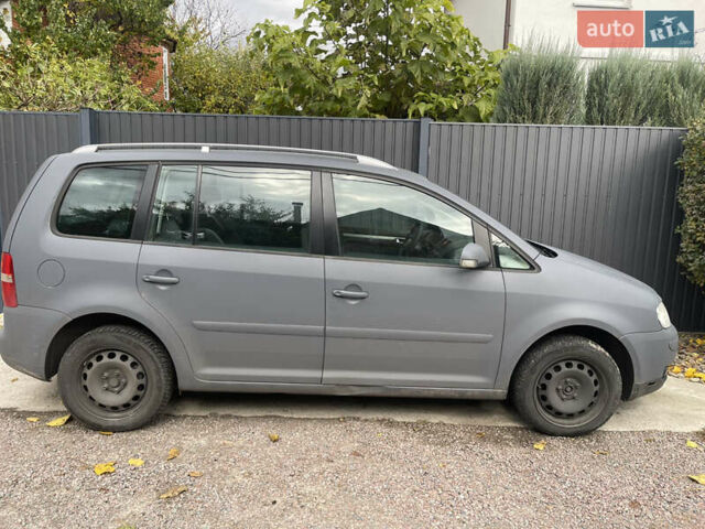 Серый Фольксваген Туран, объемом двигателя 1.6 л и пробегом 266 тыс. км за 6600 $, фото 2 на Automoto.ua