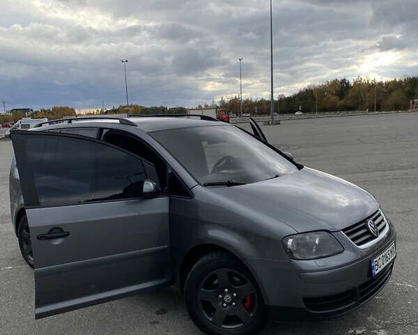 Серый Фольксваген Туран, объемом двигателя 1.6 л и пробегом 240 тыс. км за 7000 $, фото 2 на Automoto.ua