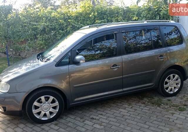 Серый Фольксваген Туран, объемом двигателя 1.9 л и пробегом 281 тыс. км за 6500 $, фото 3 на Automoto.ua