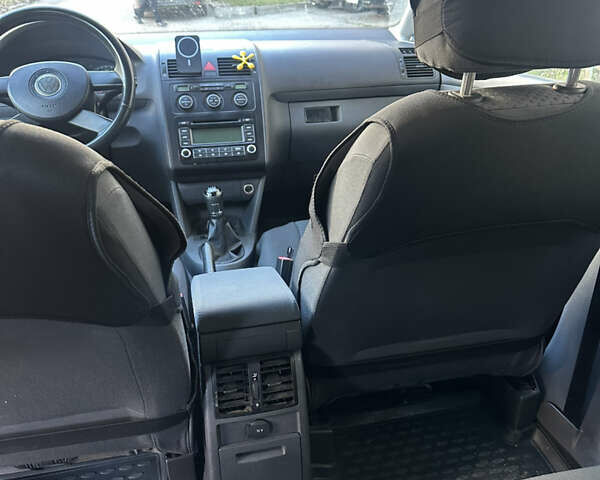 Серый Фольксваген Туран, объемом двигателя 1.6 л и пробегом 211 тыс. км за 6000 $, фото 22 на Automoto.ua