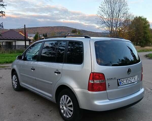 Серый Фольксваген Туран, объемом двигателя 1.6 л и пробегом 242 тыс. км за 5300 $, фото 5 на Automoto.ua