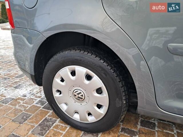 Серый Фольксваген Туран, объемом двигателя 2 л и пробегом 230 тыс. км за 6400 $, фото 46 на Automoto.ua