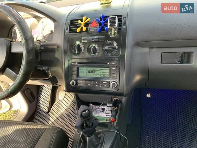 Серый Фольксваген Туран, объемом двигателя 1.9 л и пробегом 400 тыс. км за 6500 $, фото 9 на Automoto.ua