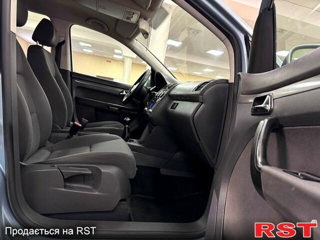 Серый Фольксваген Туран, объемом двигателя 1.6 л и пробегом 213 тыс. км за 6600 $, фото 4 на Automoto.ua