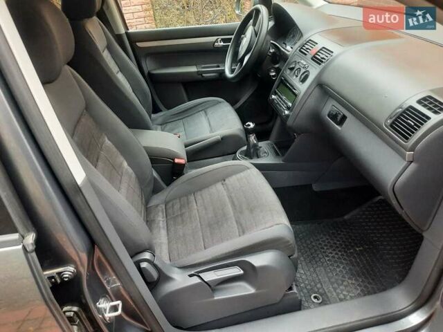 Серый Фольксваген Туран, объемом двигателя 1.6 л и пробегом 193 тыс. км за 6400 $, фото 11 на Automoto.ua