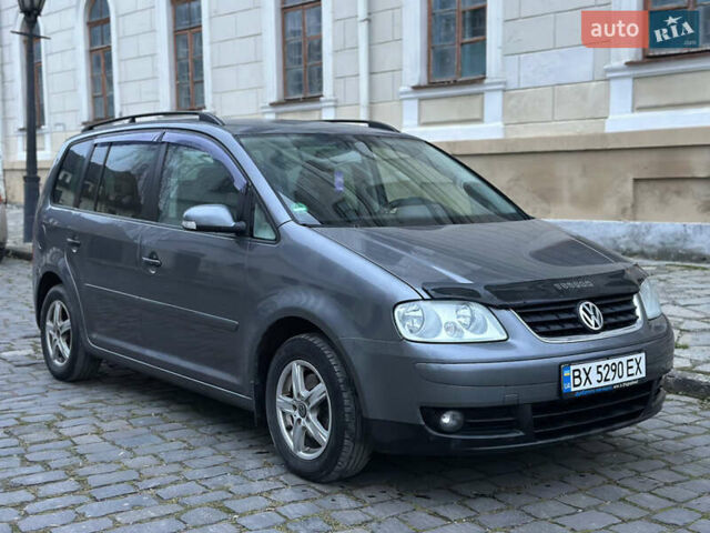 Серый Фольксваген Туран, объемом двигателя 1.6 л и пробегом 260 тыс. км за 5750 $, фото 1 на Automoto.ua