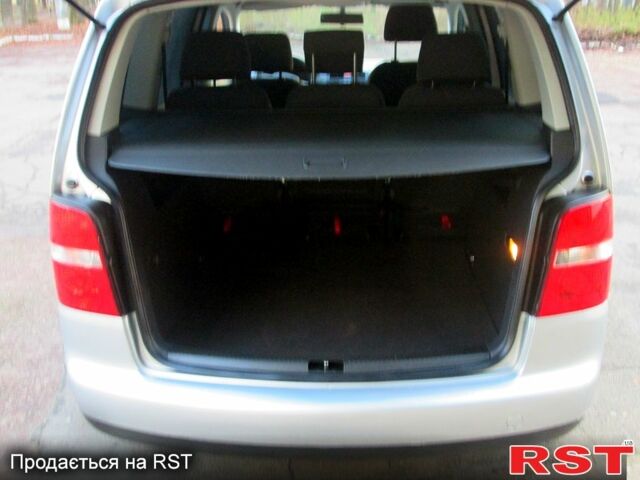 Серый Фольксваген Туран, объемом двигателя 1.6 л и пробегом 230 тыс. км за 6500 $, фото 7 на Automoto.ua