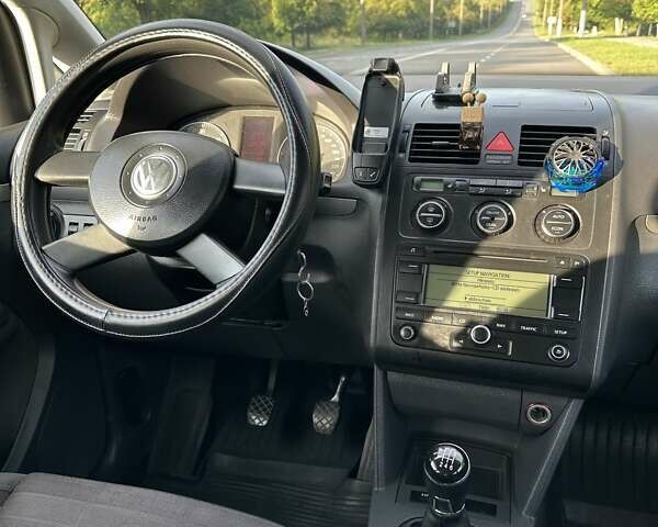 Серый Фольксваген Туран, объемом двигателя 1.97 л и пробегом 330 тыс. км за 5800 $, фото 9 на Automoto.ua