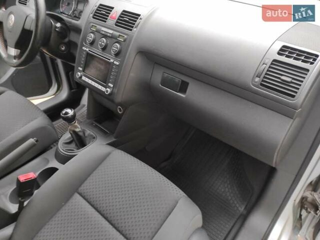 Серый Фольксваген Туран, объемом двигателя 1.6 л и пробегом 220 тыс. км за 5650 $, фото 14 на Automoto.ua